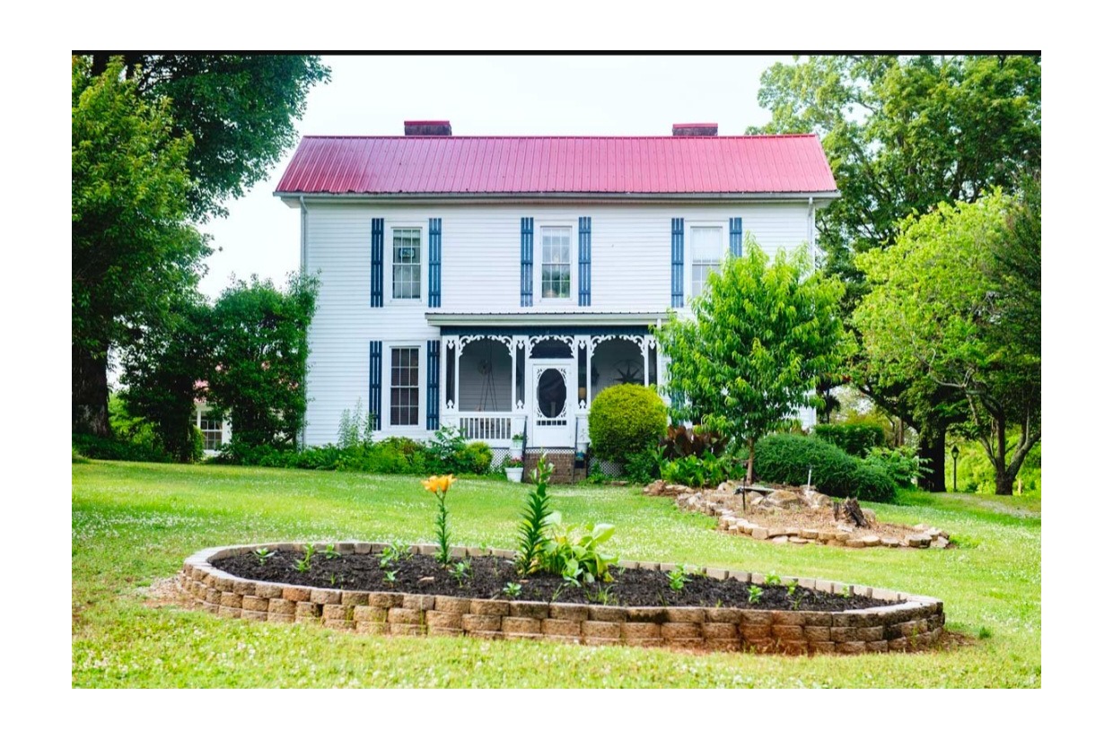 Whistlestop Manor 1Night Stay & Dinner Murder Mystery for (2